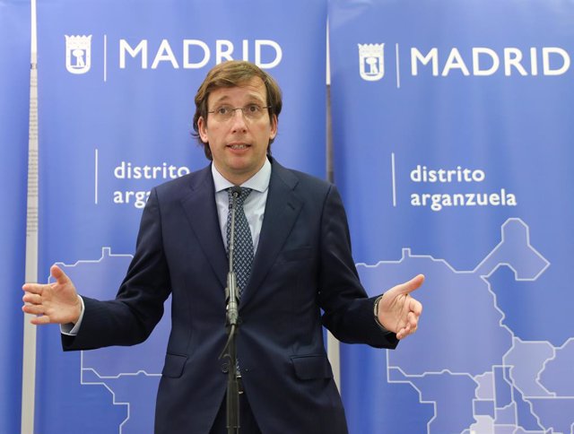 El alcalde de Madrid, José Luis Martínez-Almeida, interviene durante una visita al Centro Dotacional Integrado de Arganzuela, a 17 de enero de 2022, en Madrid, (España). El recinto alberga un centro de mayores, un centro cultural y uno deportivo.