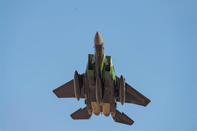 Archivo - Un avión de combate F-15 saudí en Riad