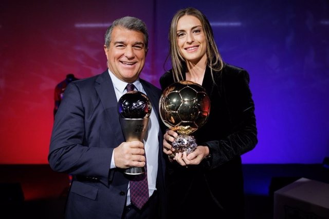 Joan Laporta posa con Alexia Putellas y los trofeos a la 'The Best' y el 'Balón de Oro'