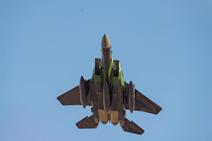 Archivo - 22 September 2021, Saudi Arabia, Riyadh: A Saudi F-15 fighter jet performs a flyby during an air show on the occasion of the Saudi National Day. Photo: Mohammed Almsaad/Saudi Press Agency/dpa