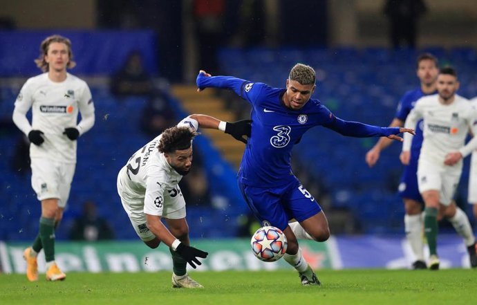 Archivo - Tonny Vilhena pugna un balón con Thiago Silva durante el Chelsea-Krasnodar de la Liga de Campeones 2020-2021