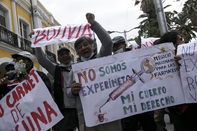 Varios manifestantes en contra de la vacunación contra la COVID-19.