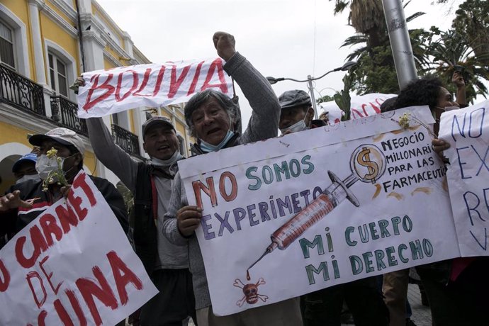 Varios manifestantes en contra de la vacunación contra la COVID-19.