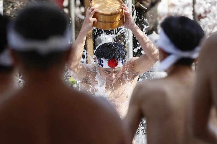 15 January 2022, Japan, Tokyo: A participant dressed only in loincloth pours cold water over himself during the traditional cold-endurance purification ceremony (Kanchu-Misogi) at the Kanda Myojin Shrine. Photo: Rodrigo Reyes Marin/ZUMA Press Wire/dpa