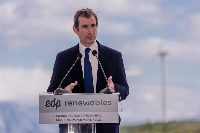 Archivo - El consejero delegado de EDP y EDPR, Miguel Stilwell, inaugura un parque eólico en Grecia