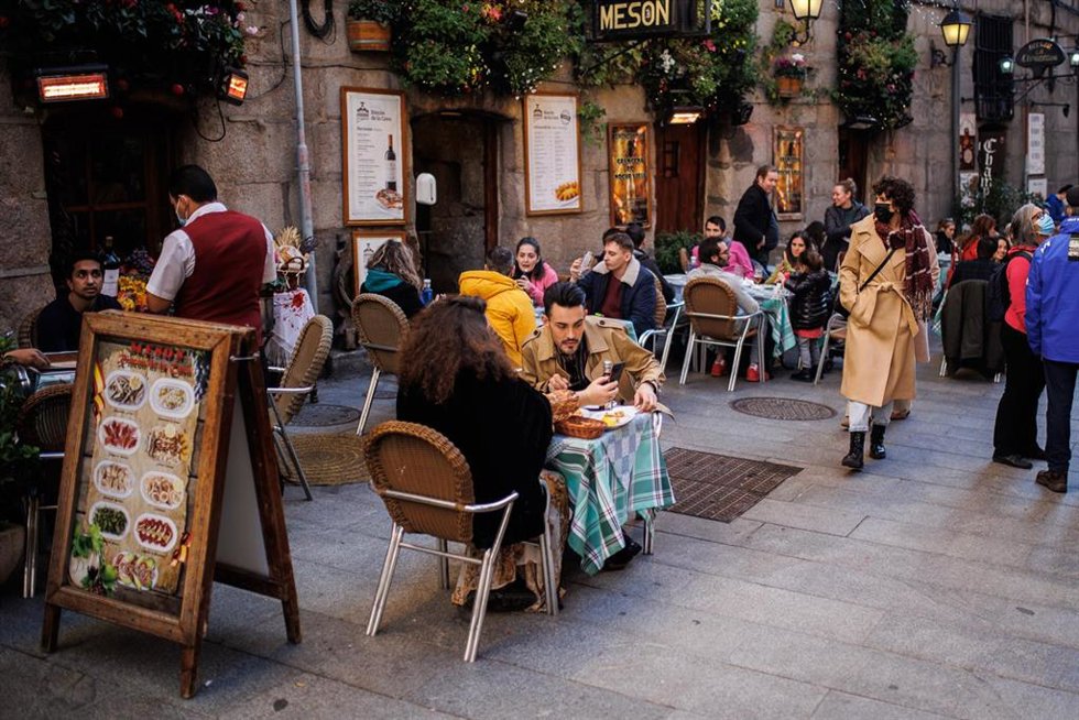 Ciudadanos en terrazas, a 31 de diciembre de 2021, en Madrid, (España).
