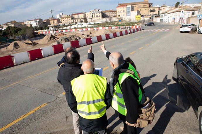 Un momento de comprobación de las obras.
