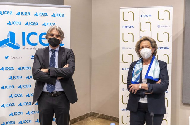 El director general de ICEA, José Antonio Sánchez, y la presidenta de Unespa, Pilar González de Frutos, en la presentación de magnitudes del sector asegurador en 2021.