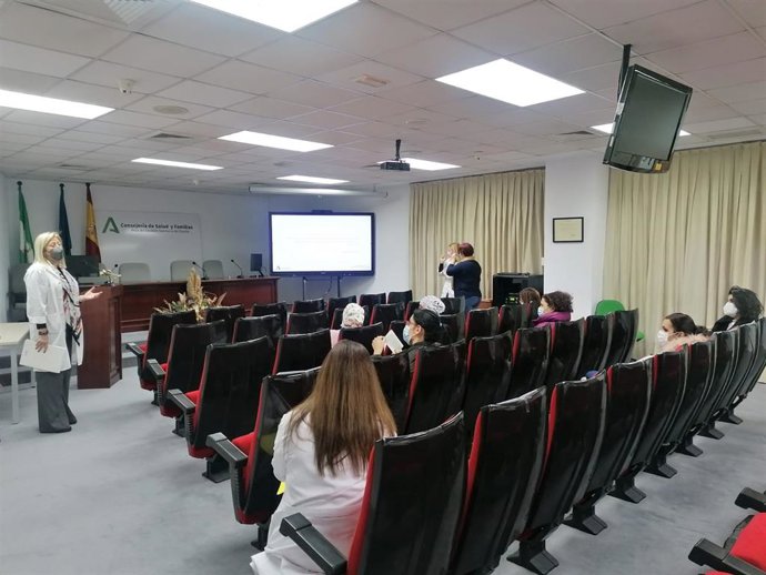 Sesión para informar del uso de pictogramas para pacientes con TEA.