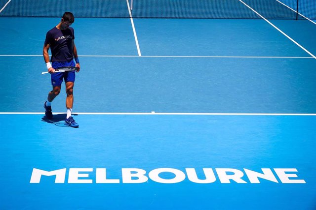 Novak Djokovic jugando en el Open de Melbourne.