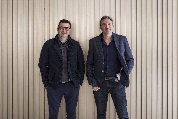 Archivo - El profesor de la CEU UCH Juan Pardo Albiach, investigador principal del grupo ESAI, y Ernesto Bedrina, fundador de Ceteck Tecnológica, colaboran en el diseño de gemelos digitales para la predicción de averías en maquinaria industrial mediante