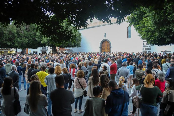 Un grupo de personas durante una concentración en la Plaza de España de Los Llanos de Aridane