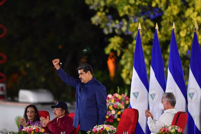 Nicolás Maduro saluda en la toma de posesión de Daniel Ortega