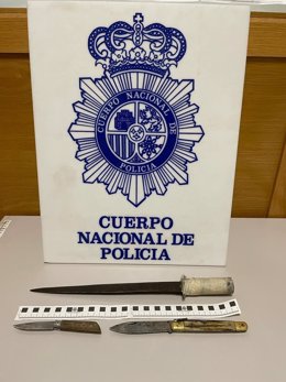 Armas incautadas en la detención de siete personas por un robo con intimidación a un joven en Ourense