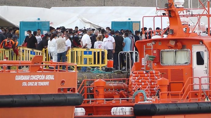 Archivo - Inmigrantes desalojados del muelle de Arguineguín