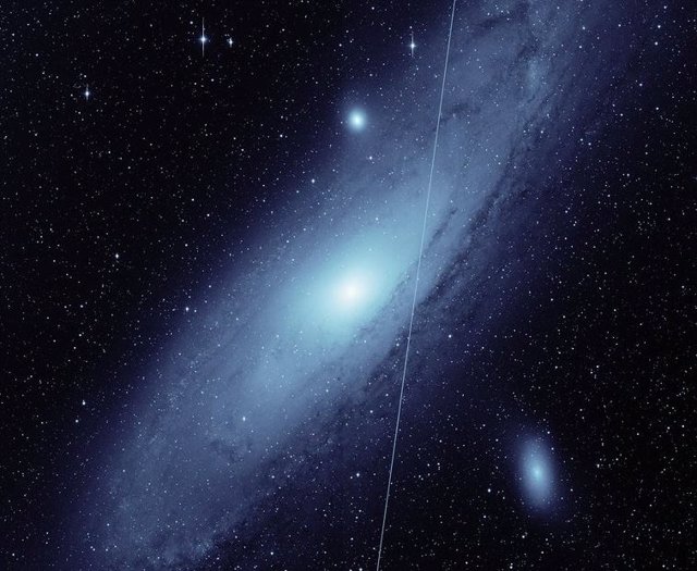 La traza de un satélite Starlink aparece en esta imagen de la galaxia de Andrómeda, tomada por Zwicky Transient Facility, o ZTF, durante el crepúsculo del 19 de mayo de 2021. La imagen muestra solo una decimosexta parte del campo de visión completo de ZTF