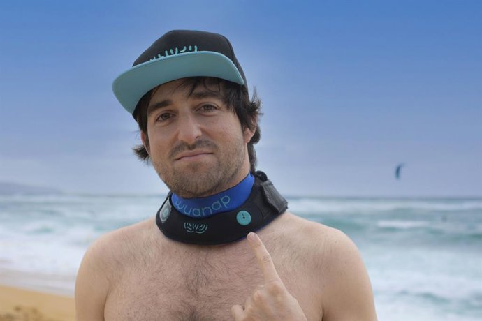 Ignacio Cuesta muestra como es el collar salvavidas.