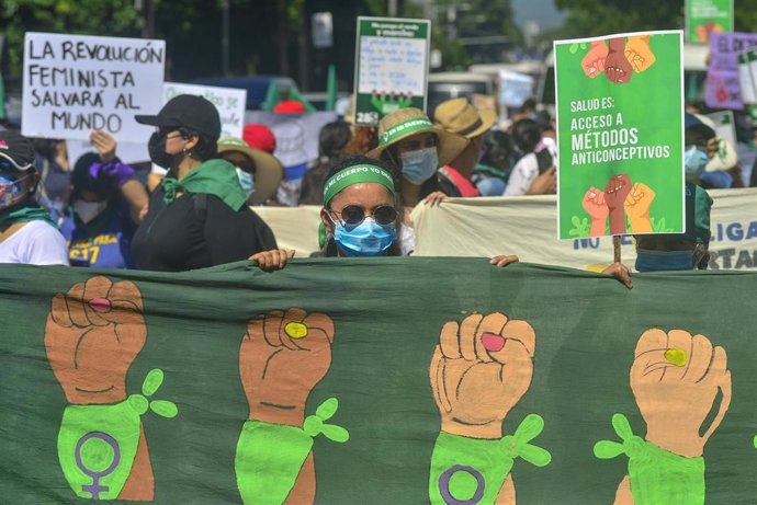 Archivo - Manifestación en favor del aborto en El Salvador