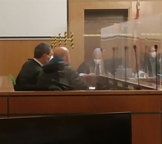 El acusado, de espaldas, junto a su abogado en la vista de conformidad celebrada esta mañana en la Audiencia de Valladolid.