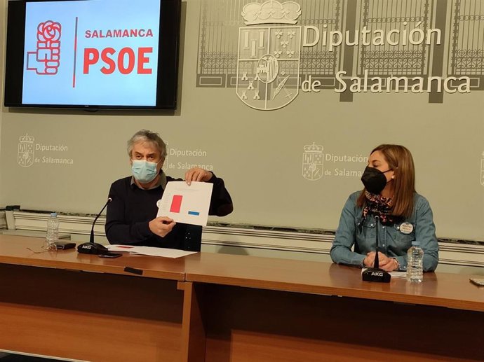 Los Socialistas Fernando Rubio Y Beatriz Martín En La Sede De La Diputación De Salamanca.