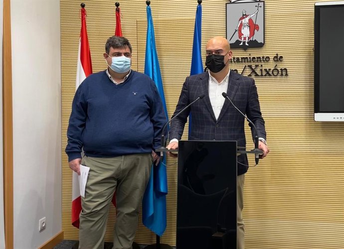 Archivo - Los concejales  de Foro Asturias, Pelayo Barcia (izquierda) y Jesús Martínez Salvador --portavoz--