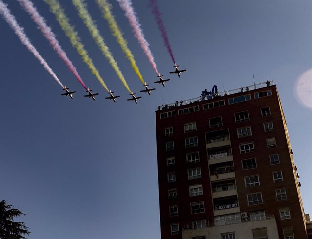 Archivo - La Patrulla Águila dibuja la bandera de España en el cielo de Madrid al terminar el desfile militar en el Día de la Hispanidad, a 12 de octubre de 2021, en Madrid, (España)