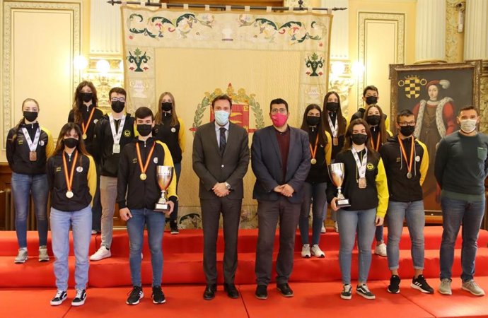 El alcalde de Valladolid y el concejal Alberto Bustos, junto a algunos de los de