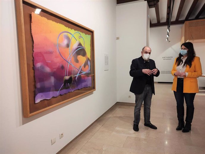 El artista José Fuentes junto a la vicepresidenta segunda de la Diputación de Valladolid, Gema Gómez, durante la presentación de la exposición 'Metaversos'.