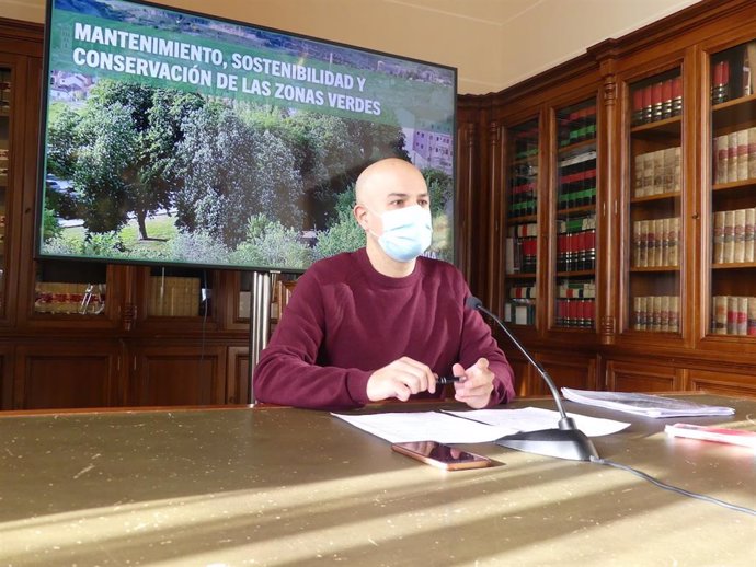 El concejal de Medio Ambiente, Ángel Galindo, informa sobre el nuevo contrato de mantenimiento de zonas verdes.