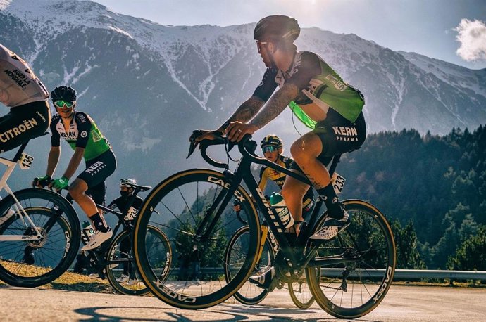 Archivo - Ciclistas del Equipo Kern Pharma durante una etapa de la Volta Ciclista a Catalunya 2021
