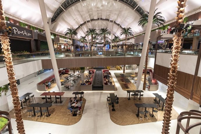 Archivo - Food court en intu Xanadú