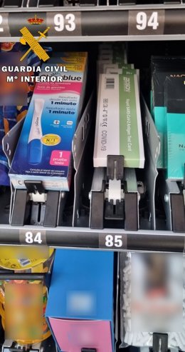 La Guardia Civil interviene test de antígenos COVID-19 y test de embarazo en una máquina expendedora automática.