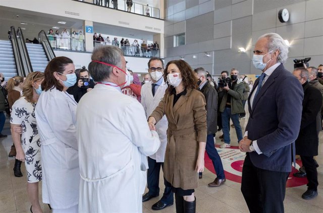 Isabel Díaz Ayuso junto a Enrique Ruiz Escudero en su visita al Hospital del Henares