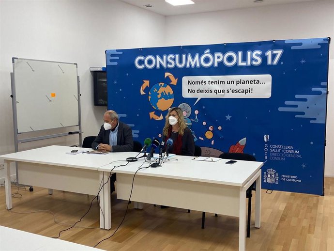 La consellera de Salud y Consumo, Patricia Gómez, y el director general de Consumo, Félix Alonso.