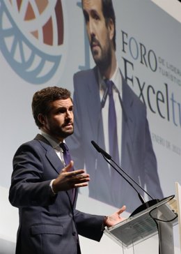 El presidente del PP, Pablo Casado, interviene en la 11 edición del Foro de Liderazgo Turístico Exceltur, en IFEMA Madrid, a 18 de enero de 2022, en Madrid, (España). Durante el día de hoy, el recinto de IFEMA acoge una nueva edición del Foro Exceltur,