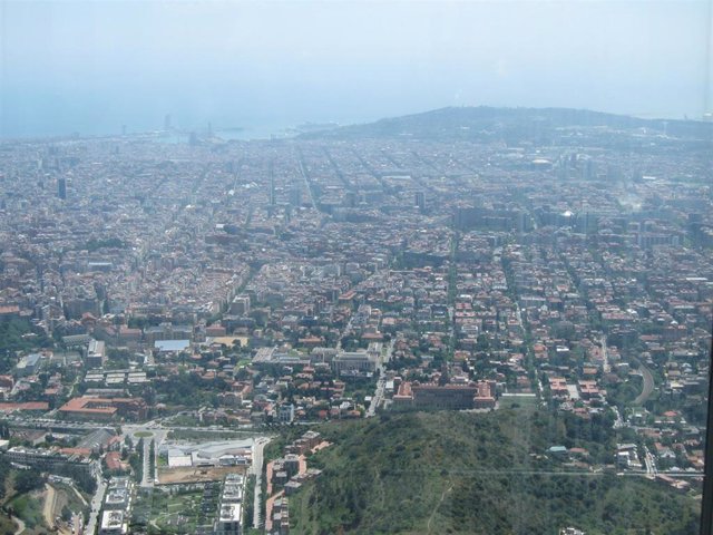 Archivo - Imagen de archivo de la ciudad de Barcelona desde la sierra de Collserola en un día de alta contaminación.