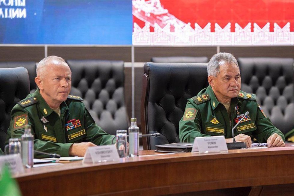 Archivo - El viceministro de Defensa de Rusia, Alexander Fomin (i), junto al titular de la cartera, Sergei Shoigu (d)