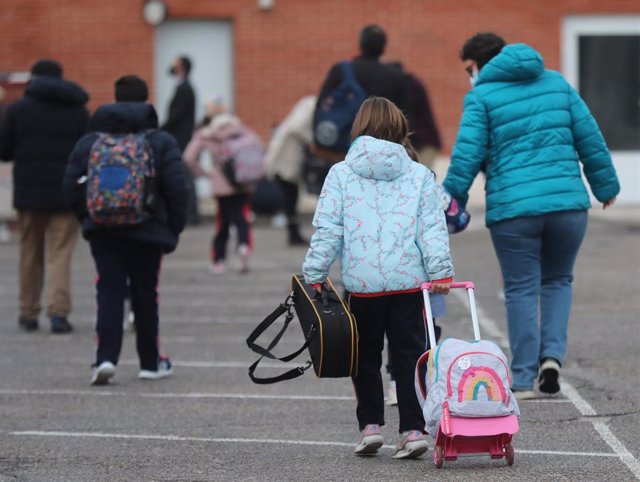 Una niña a su llegada al primer día de clase presencial tras la Navidad, foto de recurso