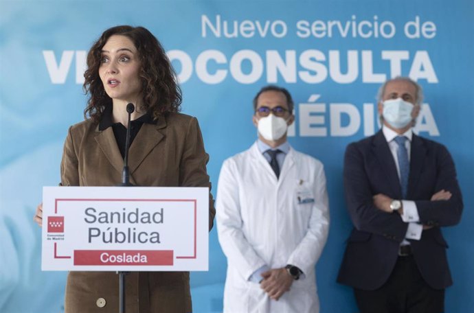 La presidenta de la Comunidad de Madrid, Isabel Díaz Ayuso, comparece en la presentación del funcionamiento de la nueva videoconsulta médica, en el Hospital Universitario de Henares, a 18 de enero de 2022, en Coslada, Madrid, (España). Con este nuevo se