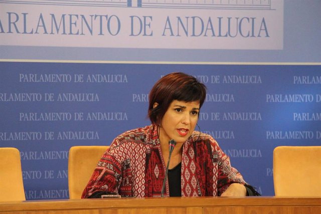 La portavoz de Adelante Andalucía, Teresa Rodríguez, en rueda de prensa en el Parlamento andaluz.