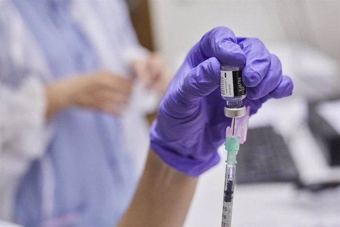 Archivo - Una enfermera prepara la vacuna para un sanitario contra el coronavirus en  un Hospital