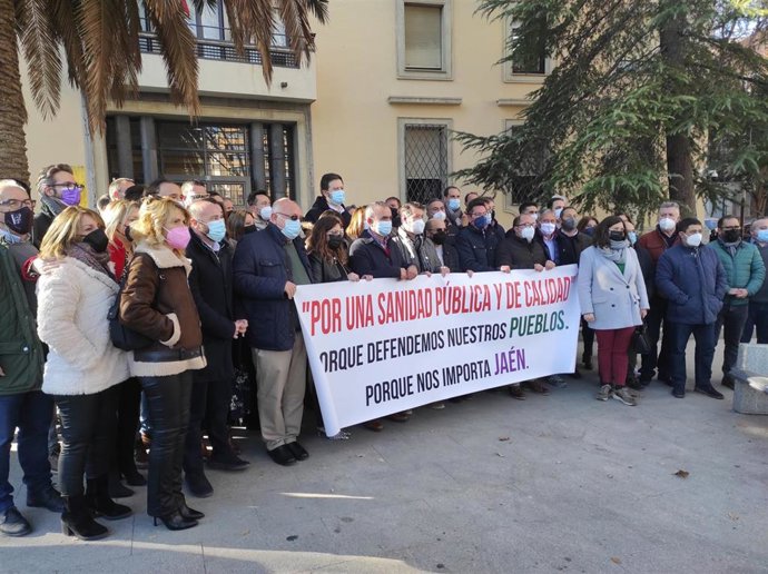 Concentración de alcaldes y alcaldesas en defensa de la sanidad pública