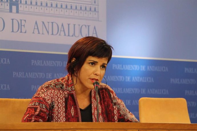 La portavoz de Adelante Andalucía, Teresa Rodríguez, en rueda de prensa en el Parlamento.