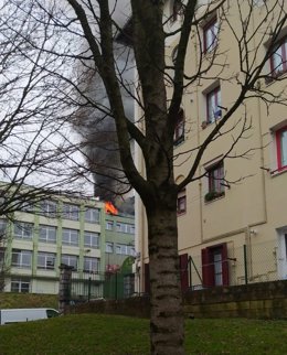 Incendio en el tejado del Instituto Pío Baroja de Irun