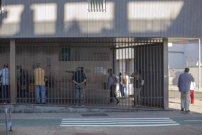 Archivo - Usuarios guardan cola para recibir atención primaria en el centro de salud 'El Alamillo', en Sevill, foto de archivo