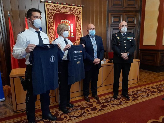 Los agentes alemanes que realizan patrullas conjuntas con Policía Nacional en Navarra junto con el delegado del Gobierno en Navarra, José Luis Arasti, y el jefe superior de Policía Nacional en Navarra, José María Borja Moreno, tras la rueda de prensa