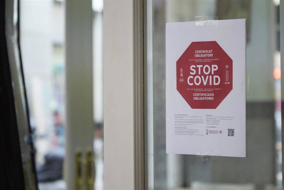 Cartel en la puerta de un bar durante el primer día de petición de Certificados Covid-19 para la hostelería