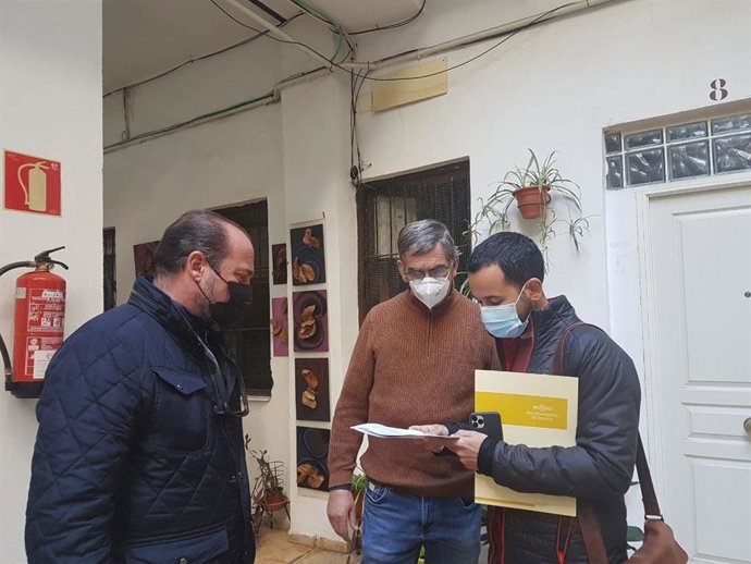 El portavoz de la confluencia IU-Podemos, Daniel González Rojas, primero por la derecha.