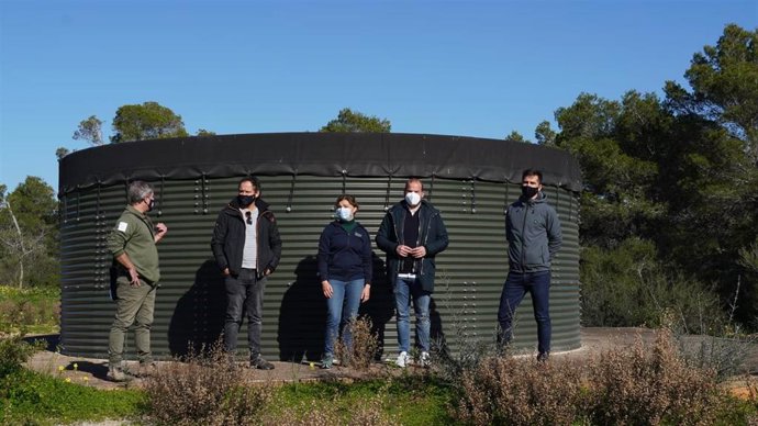 El conseller de Medio Ambiente, Miquel Mir; el director general de Espacios Naturales y Biodiversidad, Lloren Mas, y el gerente del Ibanat, Joan Ramon, en una visita al nuevo depósito del Parque Natural de Mondragó.