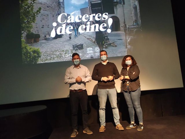 El alcalde de Cáceres, Luis Salaya, la directora de la Filmoteca de Extremadura, Natalia Rodrigo, y el concejal de Turismo, Jorge Villar, en la presentación de la oferta de la ciudad en Fitur